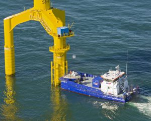 seazip1-werkend-bij-windturbine-op-volle-zee